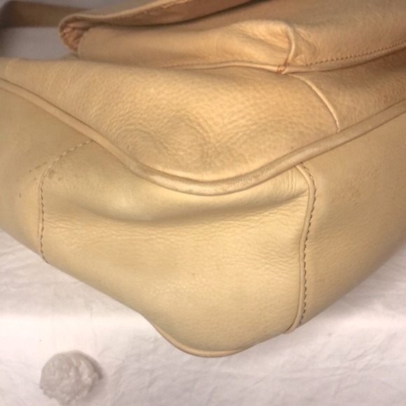 WILSONS LEATHER tan shoulder hand bag. Bronze hardware. Zipper closure on top. - Picture 10 of 15